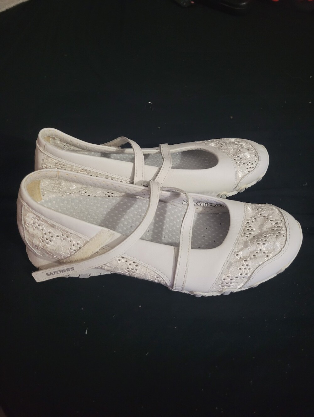 White Sketchers Size 7.5